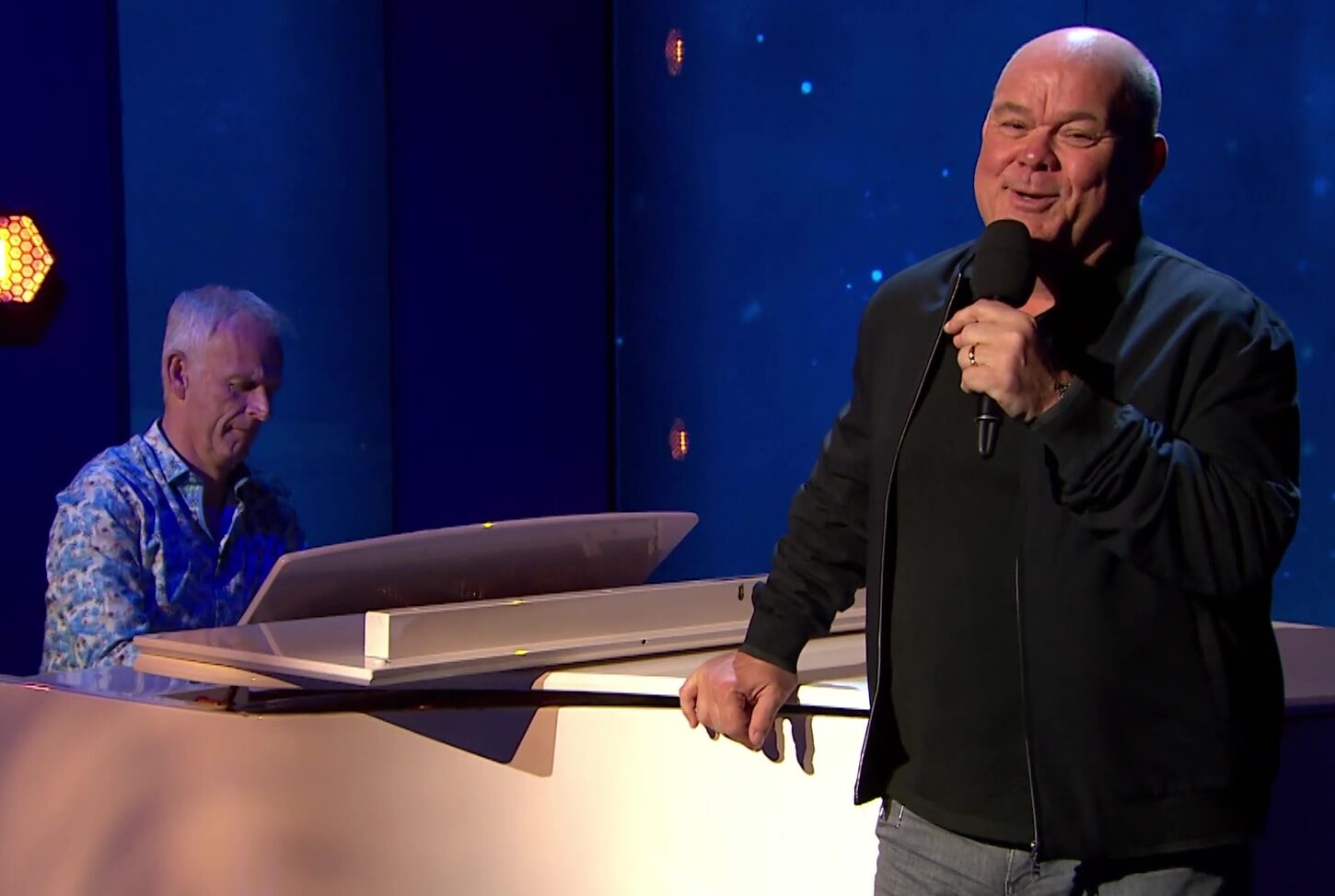 Paul in boekenpanel van Eva Jinek! - Paul de Leeuw